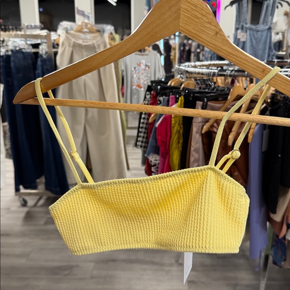 Lovers and Friends By The Poolside Top in Yellow - Picture 4 of 5